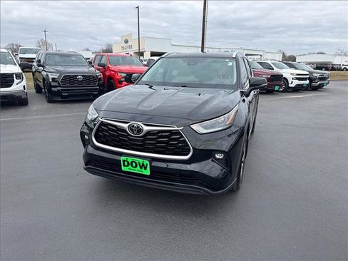 Used 2021 Toyota Highlander XLE image 2