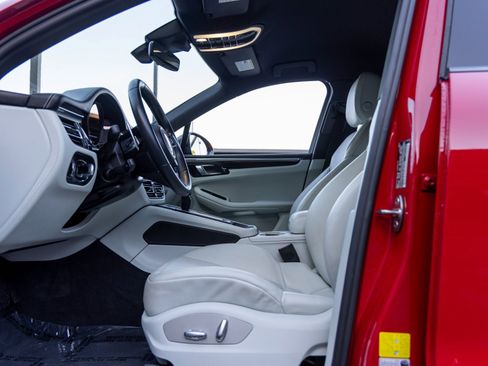 Certified 2024 Porsche Macan Turbo image 27