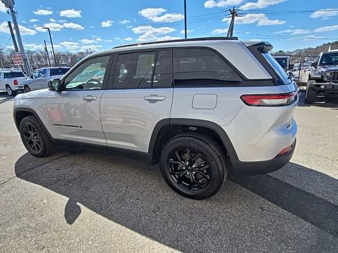 Certified 2025 Jeep Grand Cherokee Altitude AWD/4WD image 13