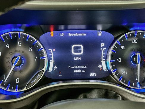 Used 2024 Chrysler Pacifica Touring-L FWD image 19