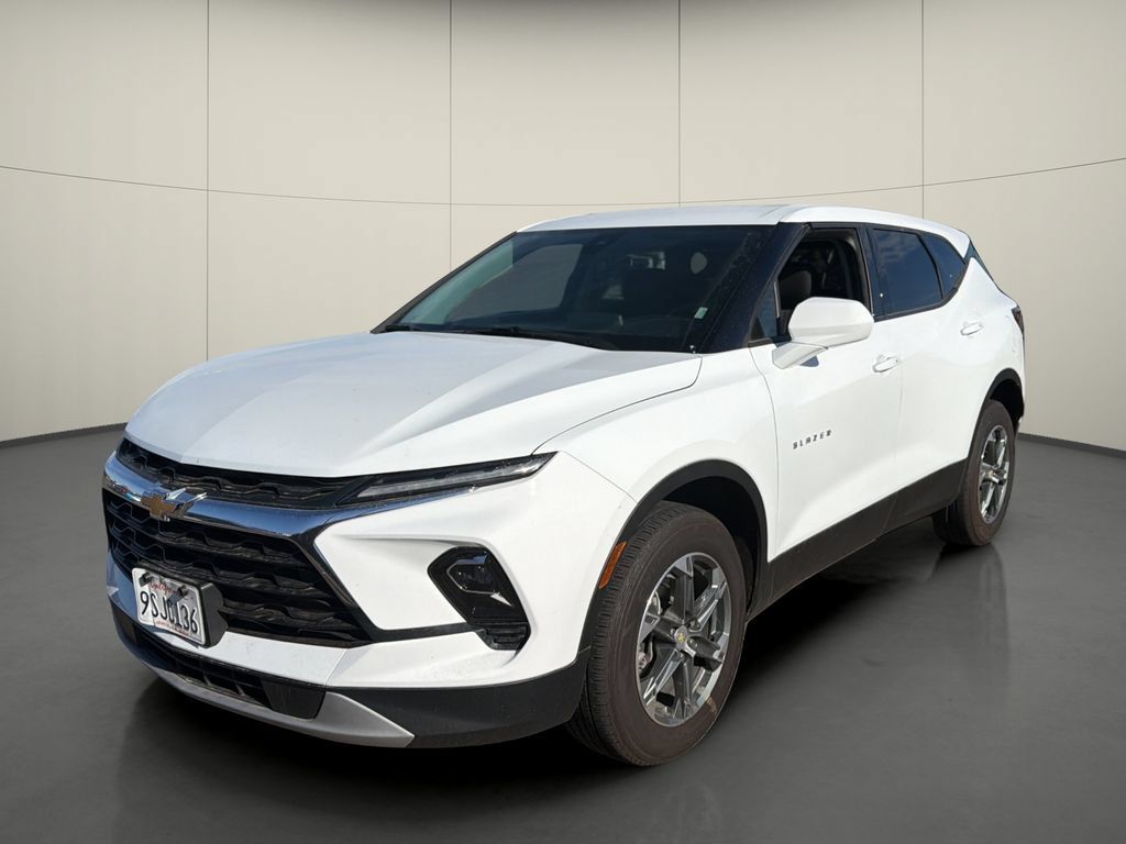 Used 2025 Chevrolet Blazer LT FWD image 3