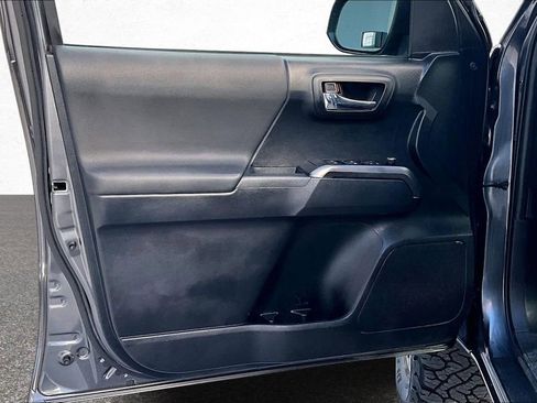 Used 2018 Toyota Tacoma TRD Off-Road image 17