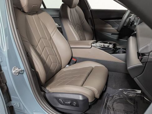 Used 2025 BMW 530i xDrive w/ Premium Package image 27