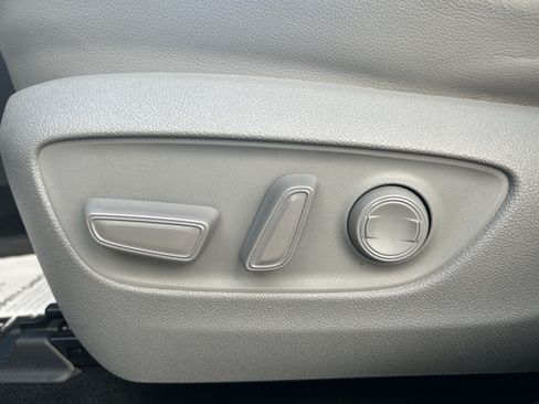 Used 2021 Toyota Highlander XLE AWD/4WD image 16