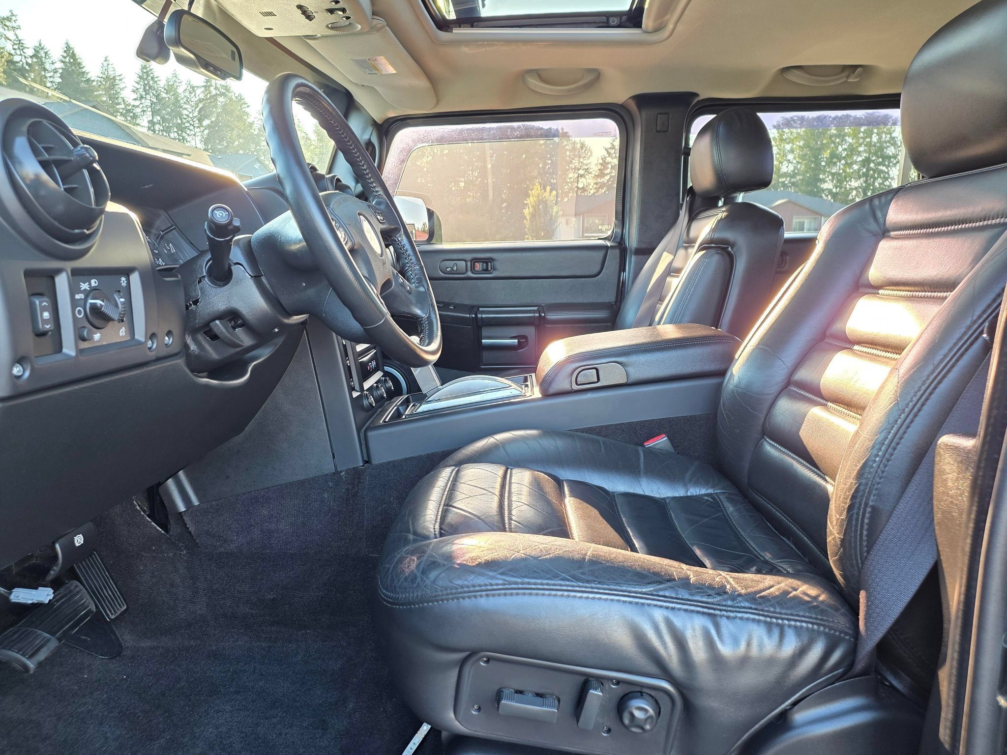 Used 2005 HUMMER H2 SUT w/ Preferred Equipment Group AWD/4WD image 25