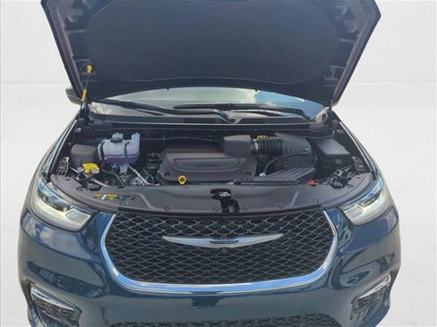 New 2025 Chrysler Pacifica Select w/ Uconnect Theater Family Group image 19