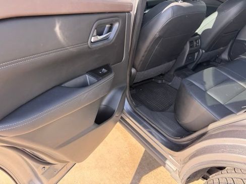 Used 2023 Nissan Rogue SV w/ SV Premium B Package FWD image 11