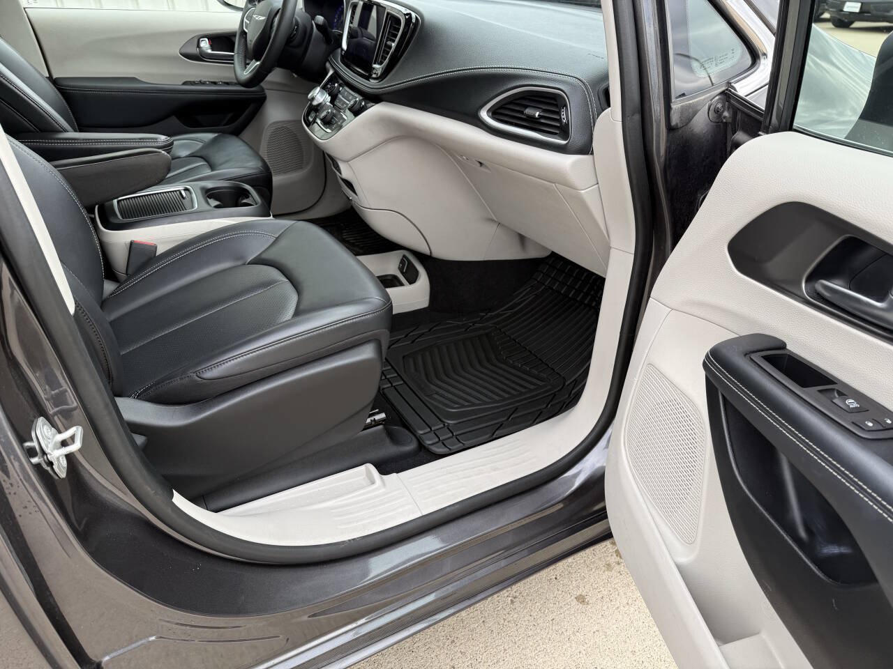 Used 2023 Chrysler Pacifica Touring-L AWD/4WD image 12