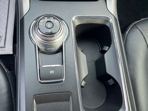 Used 2017 Ford Fusion SE w/ Fusion SE Technology Package image 8