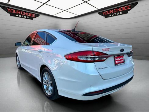 Used 2017 Ford Fusion SE w/ Fusion SE Technology Package image 3