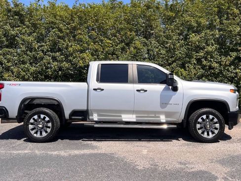 Used 2022 Chevrolet Silverado 2500 Custom w/ Custom Value Package AWD/4WD image 9