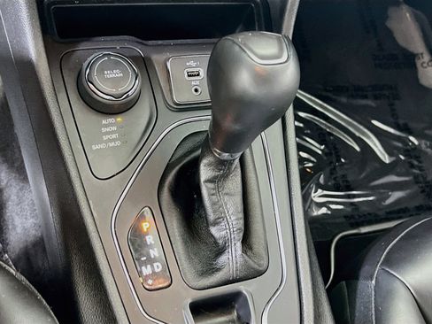 Used 2019 Jeep Cherokee Latitude Plus w/ Cold Weather Group AWD/4WD image 16