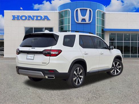 New 2025 Honda Pilot Touring image 3