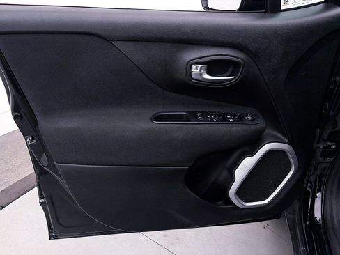 Used 2019 Jeep Renegade Latitude w/ Cold Weather Group image 11