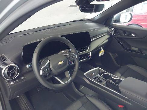 New 2026 Chevrolet Equinox LT w/ Convenience Package II FWD image 2