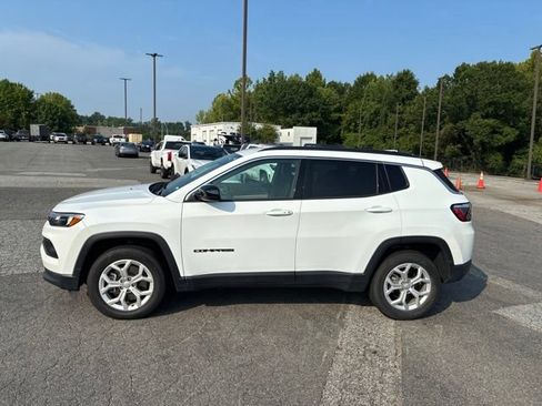 Used 2024 Jeep Compass Latitude AWD/4WD image 5