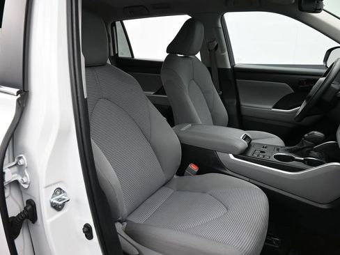Used 2023 Toyota Highlander L FWD image 37
