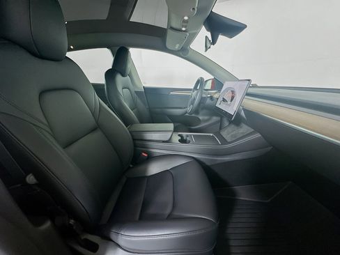 Used 2023 Tesla Model Y Long Range image 31