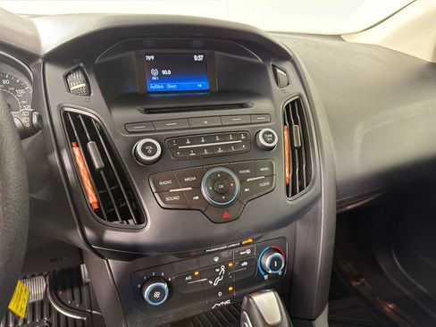 Used 2016 Ford Focus SE w/ SE Power Seat Package FWD image 15