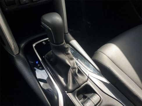 Certified 2023 Toyota Corolla Cross XLE image 28