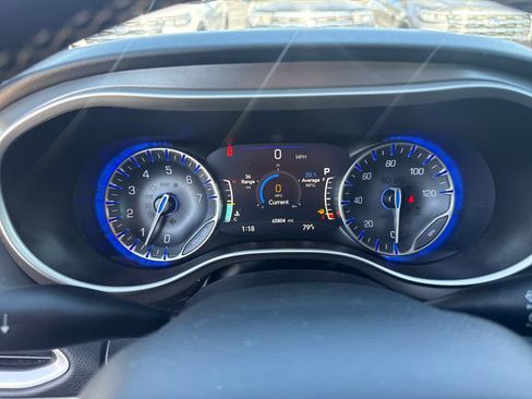 Used 2023 Chrysler Pacifica Touring-L FWD image 31