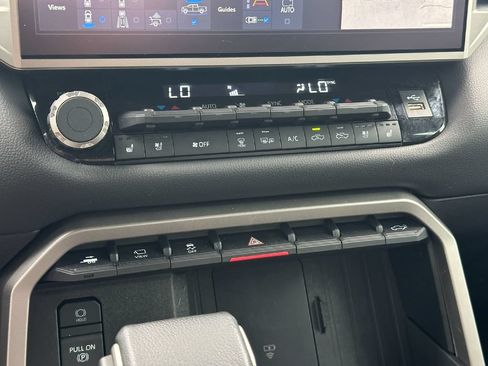 Used 2025 Toyota Tundra Limited AWD/4WD image 35