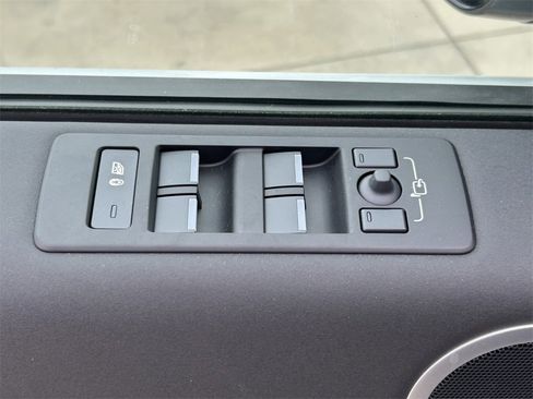 Used 2025 Land Rover Discovery S image 26