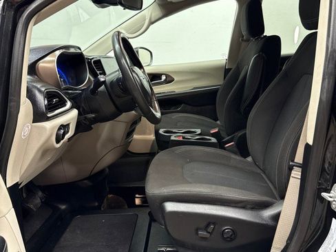Used 2022 Chrysler Voyager LX image 27