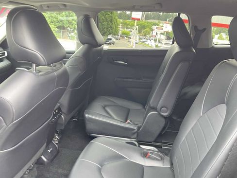 Certified 2024 Toyota Highlander XLE AWD/4WD image 13