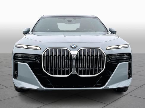 Certified 2023 BMW 740i image 3