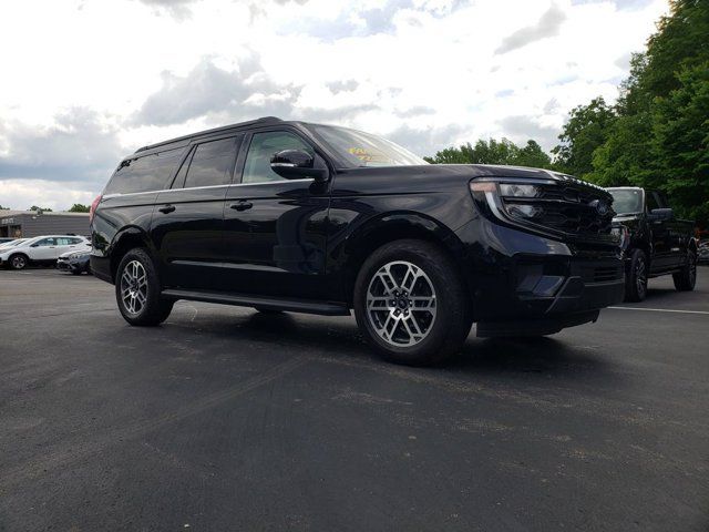 Used 2025 Ford Expedition Max Active AWD/4WD image 3