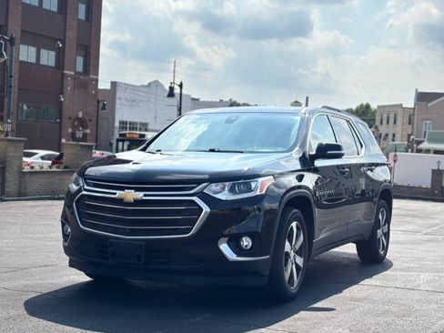 Used 2021 Chevrolet Traverse LT w/ LT Premium Package AWD/4WD image 1