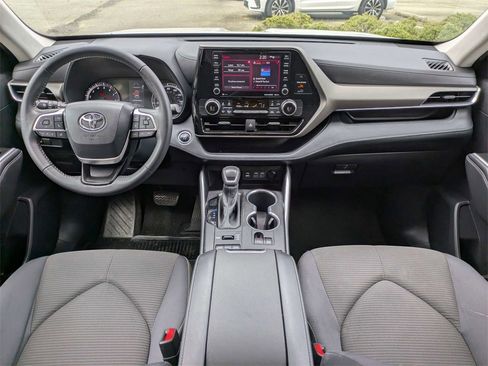 Used 2022 Toyota Highlander LE image 15