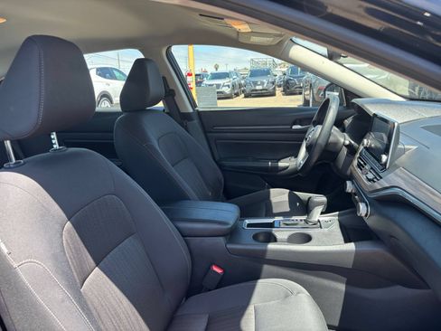 Used 2025 Nissan Altima 2.5 SV FWD image 31