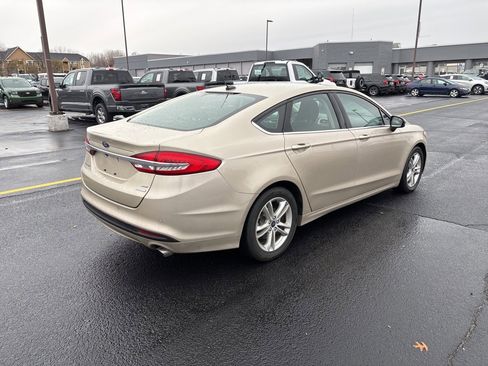 Used 2018 Ford Fusion SE w/ Fusion SE Technology Package image 5