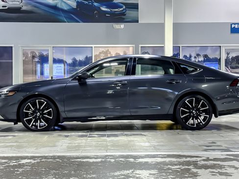Used 2023 Honda Accord Touring image 2