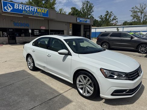Used 2019 Volkswagen Passat 2.0T Wolfsburg w/ Wheels & Sunroof Package FWD image 4
