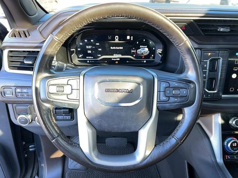 Used 2022 GMC Yukon Denali w/ Denali Premium Package image 17