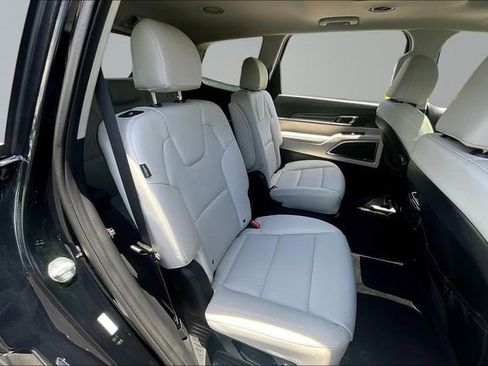 Used 2025 Kia Telluride S FWD image 24