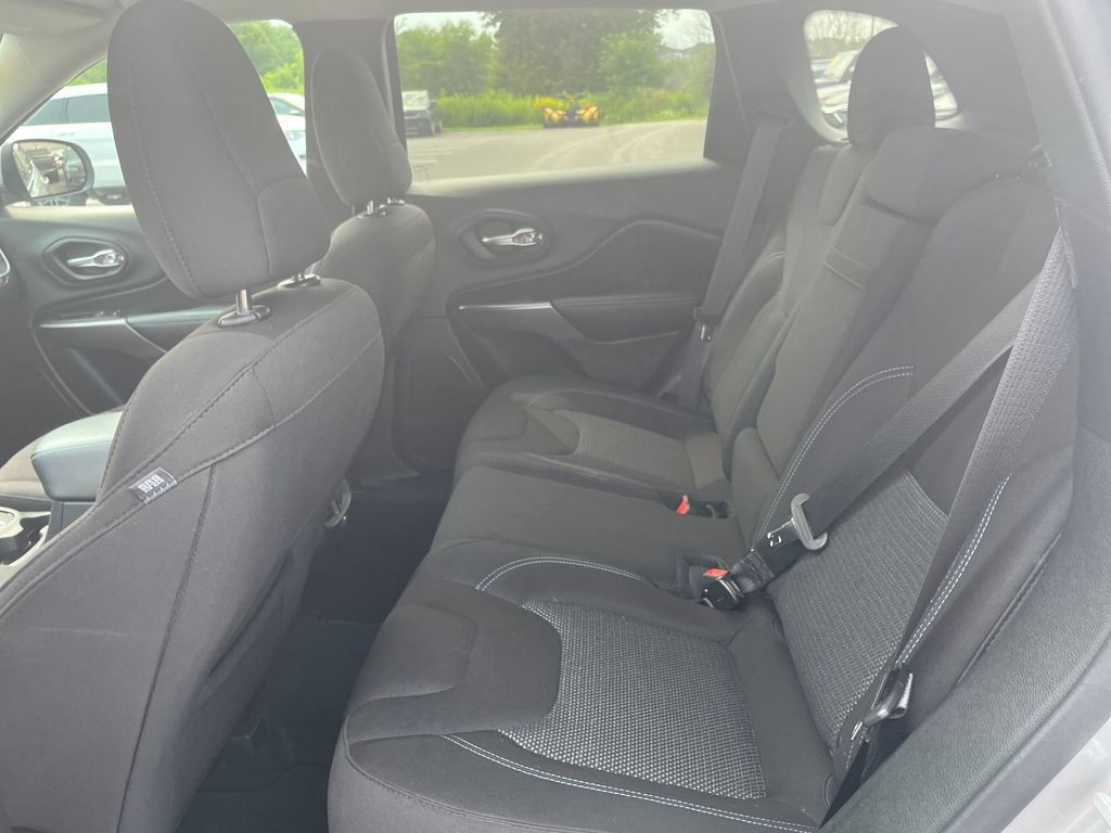 Used 2019 Jeep Cherokee Latitude w/ Popular Appearance Group AWD/4WD image 24