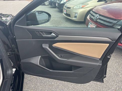 Used 2019 Volkswagen Jetta SE w/ Cold Weather Package FWD image 12