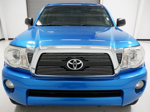 Used 2011 Toyota Tacoma PreRunner w/ SR5 Pkg #2 image 2