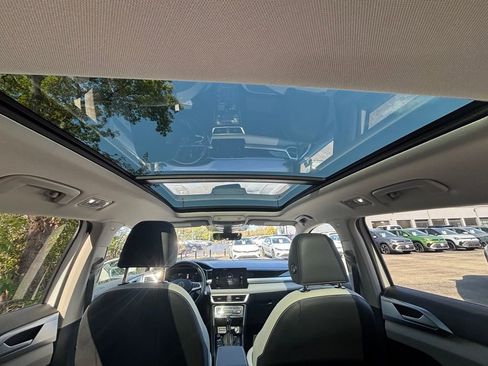 Certified 2025 Volkswagen Taos SE image 21