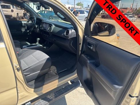 Used 2020 Toyota Tacoma TRD Sport w/ Technology Package image 11