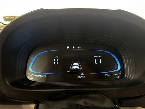 Used 2025 Hyundai Venue SEL FWD image 7