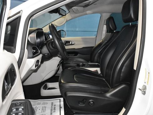 Used 2023 Chrysler Pacifica Touring-L FWD image 7