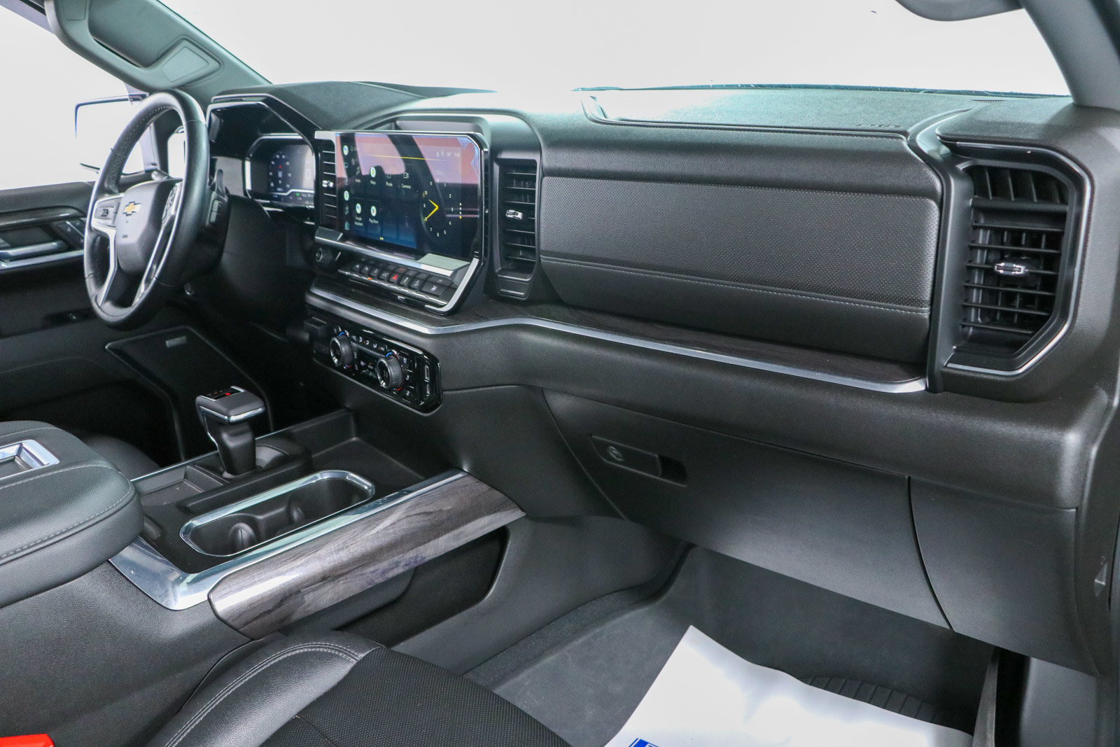 Used 2022 Chevrolet Silverado 1500 LTZ AWD/4WD image 29