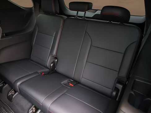 Used 2025 Chevrolet Traverse RS FWD image 24
