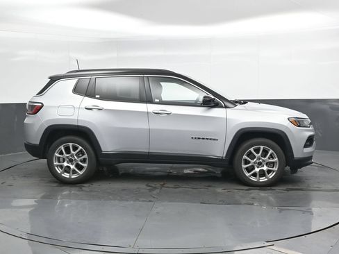 Used 2025 Jeep Compass Limited AWD/4WD image 4