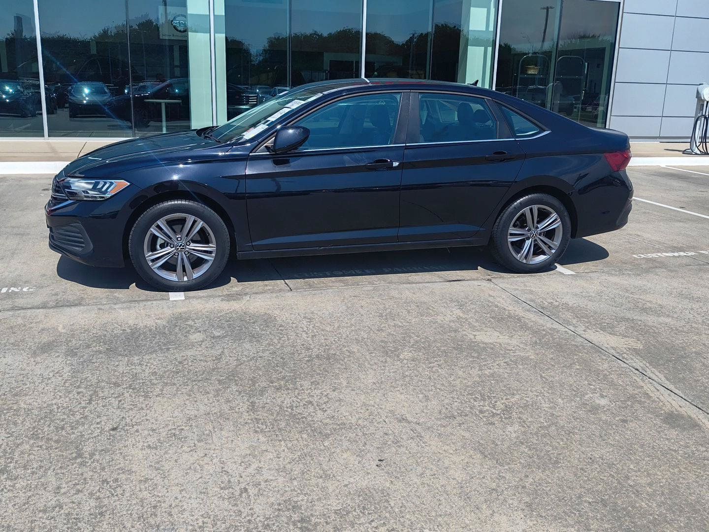 Used 2022 Volkswagen Jetta SE FWD image 3